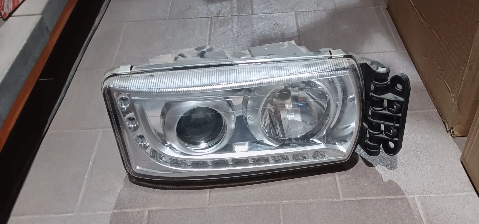 Phare Iveco Droite